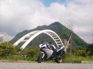 増富の塩川ダムにて。う～ん。画になる！(自分が乗ってさえいなければ。)